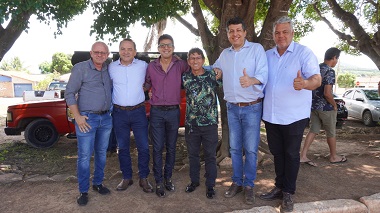 Presidente da Câmara e vereador participam da entrega de um ônibus novo na Prefeitura Municipal.